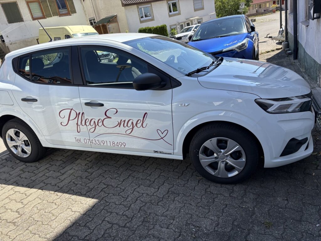 Dienstfahrzeug von PflegeEngel mit Logo und Telefonnummer