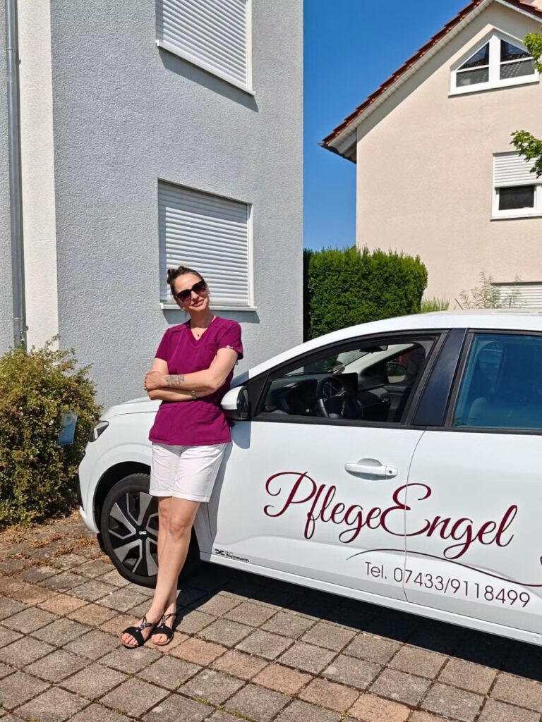 Pflegekraft von PflegeEngel auf Tour am Dienstwagen
