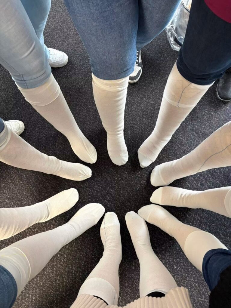 Das PflegeEngel-Team steht im Kreis – Teamgeist bei PflegeEngel